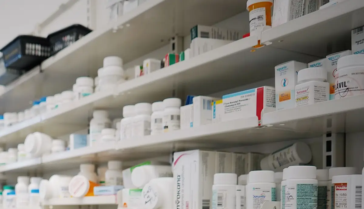 Rayons de boîtes de médicaments dans une pharmacie